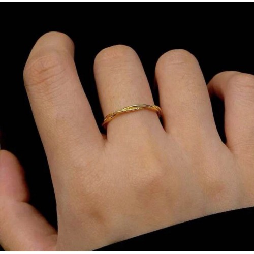 Нежен и красив сребърен пръстен с жълто покритие.